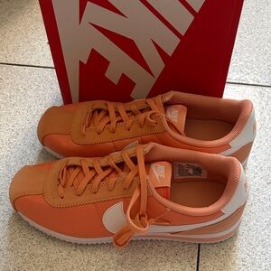 Nike kids Cortez size 6 equal adult  7and half 8Coral Classic Runner Sneakers